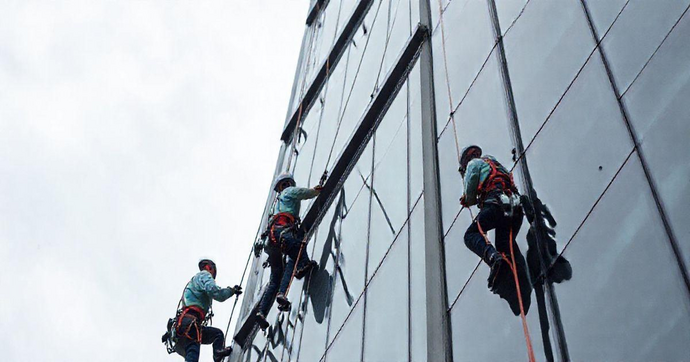 Limpeza em altura: t&eacute;cnicas e equipamentos essenciais para seguran&ccedil;a e efici&ecirc;ncia