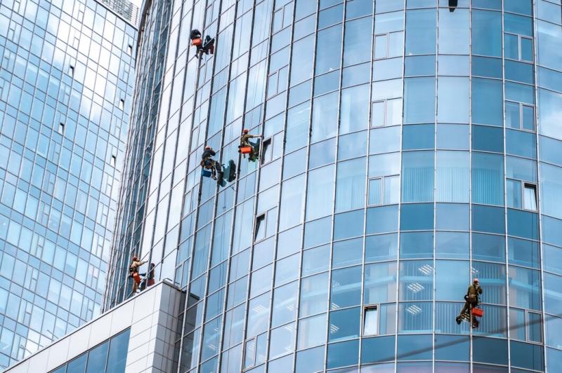 A Importância da Limpeza de Toldos e Fachadas em Edifícios