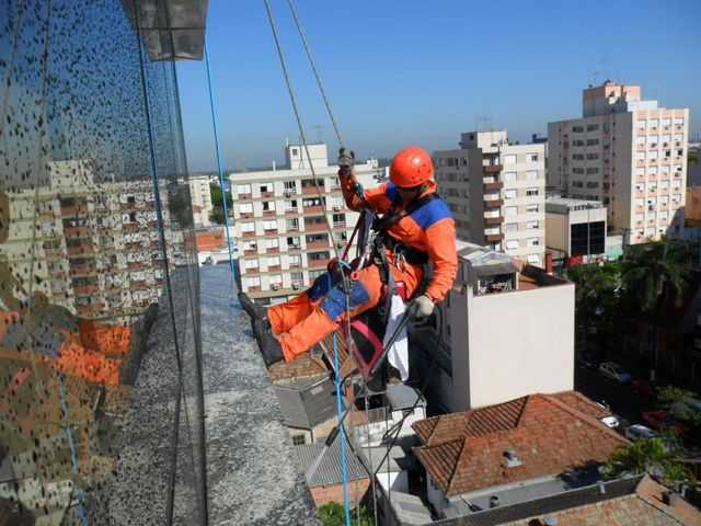 Limpeza de pastilhas de fachada